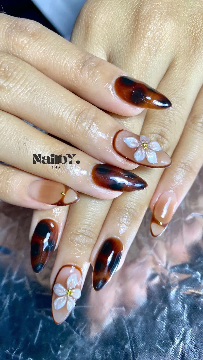 Cat-eye pink mengilap, bentuk almond, glossy finish