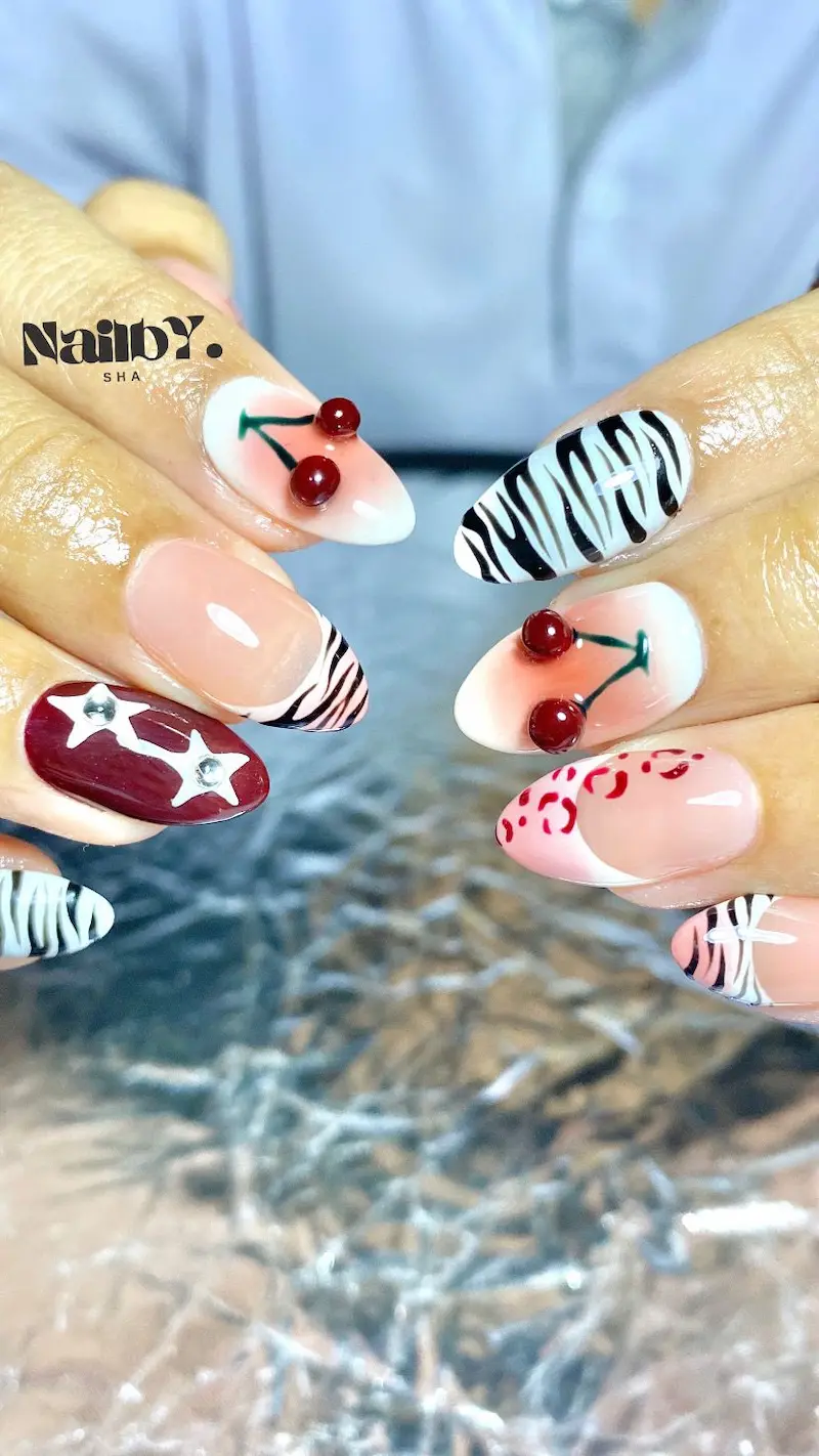 French tip putih klasik pada kuku pendek, hasil rapi